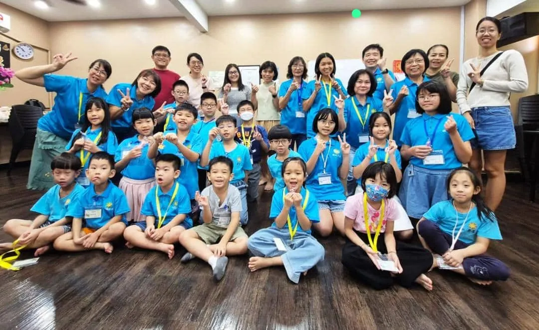 儿童读经班学员与老师在槟城课室合影