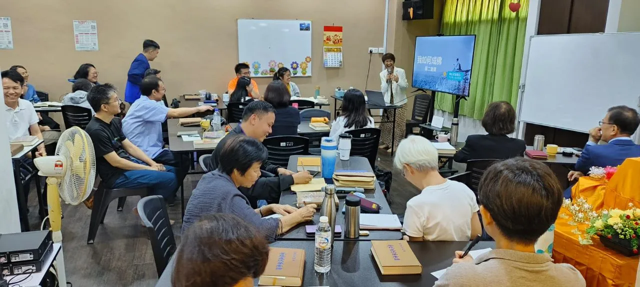 广论研讨班学员在槟城课室研讨《菩提道次第广论》