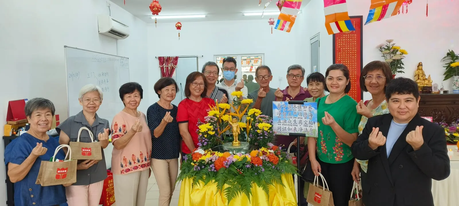 长青班学员在槟城课室浴佛法会后合影