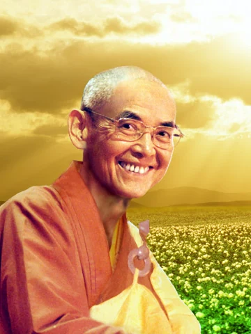 日常老和尚法照,老和尚身着僧衣含笑而坐